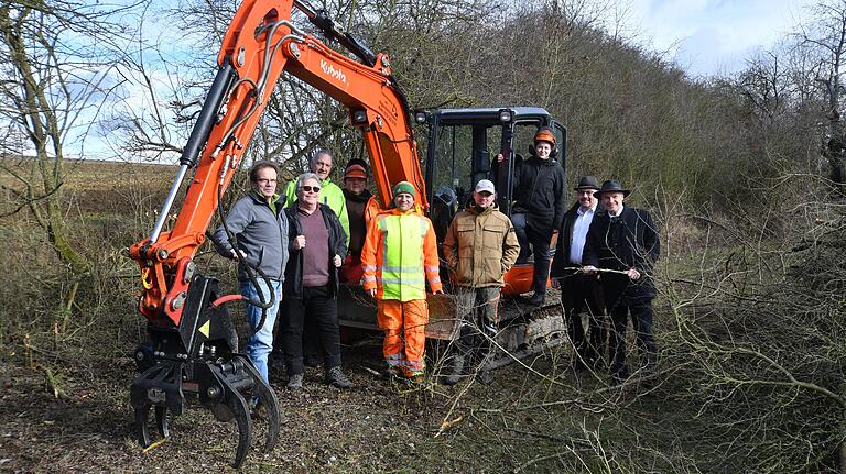 Wie hier an der Freizeitanlage in Lindflur setzt die Gemeinde Reichenberg bei der Pflege ihrer Hecken auf die Unterstützung des Landschaftspflegeverbands (LPV). Im Bild das Team von Bauhof und LPV, gemeinsam mit Bürgermeister Stefan Hemmerich (Zweiter v. r.) und Landrat Eberhard Nuß (rechts).