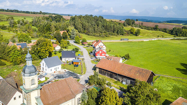 Albersdorf wächst wieder, wie hier am Neubaugebiet zwischen Kirche und Straße zu sehen ist.