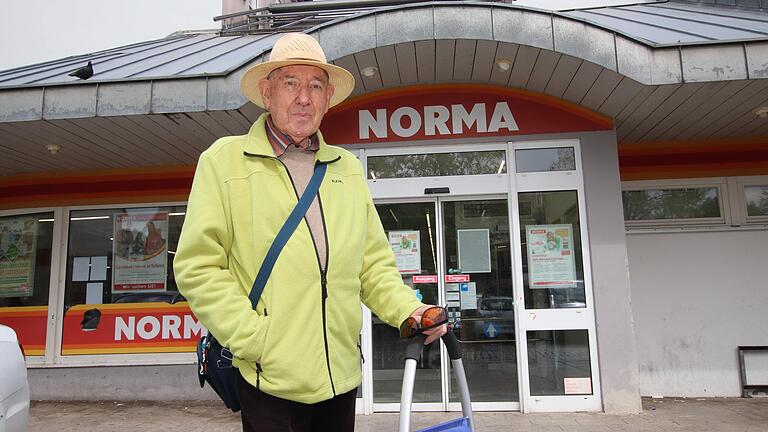 Letzter Gang zur Norma im Kitzinger Schwalbenhof: Rentner Jürgen Wolfarth verliert eine wichtige Einkaufsmöglichkeit, nachdem der Supermarkt Ende April geschlossen hat.