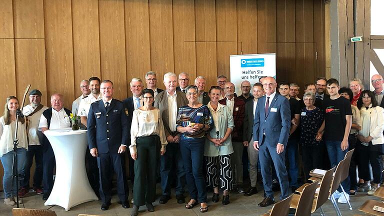 Stabübergabe unter Freunden, Wegbegleiterinnen und Wegbegleitern: Helmut Will war sichtlich gerührt über die vielen Gäste, Katja Kaspar machte es zuversichtlich, so viele wohlmeinende Menschen um sich herum zu haben. Stabübergabe unter Freunden, Wegbegleiterinnen und Wegbegleitern: Helmut Will war sichtlich gerührt über die vielen Gäste, Katja Kaspar machte es zuversichtlich, so viele wohlmeinende Menschen um sich herum zu haben.