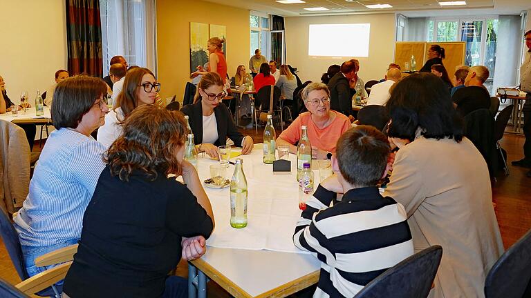 Rege Gespräche in Kleingruppen befassten sich beim Workshop des Karlstadter Gewerbe- und Tourismusvereins mit aktuellen Themen der Stadt. Rege Gespräche in Kleingruppen befassten sich beim Workshop des Karlstadter Gewerbe- und Tourismusvereins mit aktuellen Themen der Stadt.