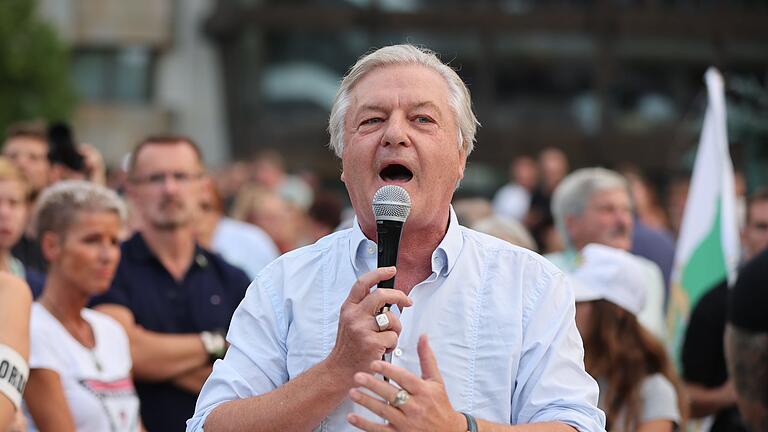Demonstration in Leipzig - Jürgen Elsässer       -  &bdquo;Compact&rdquo;-Chefredakteur Jürgen Elsässer hat eine bewegte politische Geschichte.