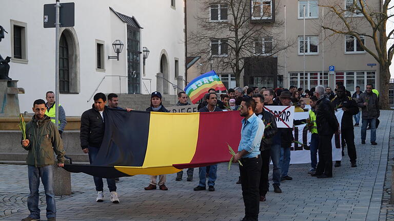 Auf dem Platz zwischen Stadthalle, Landratsamt und neuem Rathaus sammeln sich die Teilnehmer der Friedensdemo. Auf dem Platz zwischen Stadthalle, Landratsamt und neuem Rathaus sammeln sich die Teilnehmer der Friedensdemo.