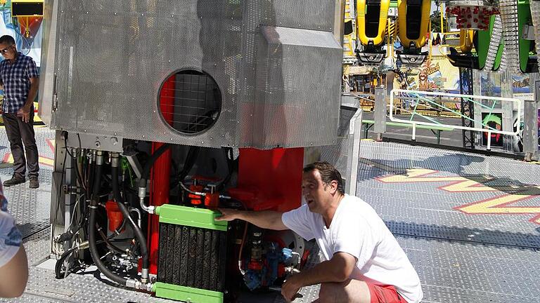 In seinem Element: Manfred Eckl erklärt Steuerung und Hydraulik seines Fahrgeschäfts „Techno Power“. In seinem Element: Manfred Eckl erklärt Steuerung und Hydraulik seines Fahrgeschäfts „Techno Power“.