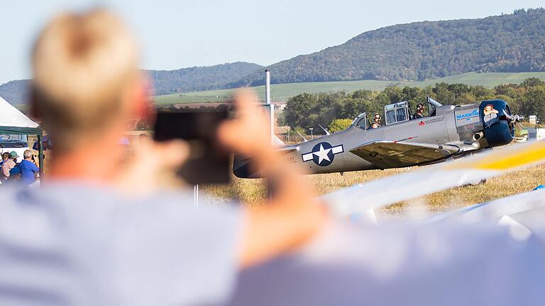 Zahlreiche Besucher in Kitzingen feiern das 100- jährige Jubiläum des Luftsportclubs und des Flugplatzes.