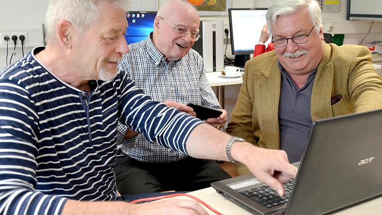 Senioren als Trainer und Helfer: Seit Jahrzehnten vermittelt Peter Wisshofer (im Bild rechts mit seinen Kollegen Dieter Zellhöfer und Herbert Schmidt Anfang 2020) in und um Würzburg digital Ungeübten Computer-Wissen. Senioren als Trainer und Helfer: Seit Jahrzehnten vermittelt Peter Wisshofer (im Bild rechts mit seinen Kollegen Dieter Zellhöfer und Herbert Schmidt Anfang 2020) in und um Würzburg digital Ungeübten Computer-Wissen.
