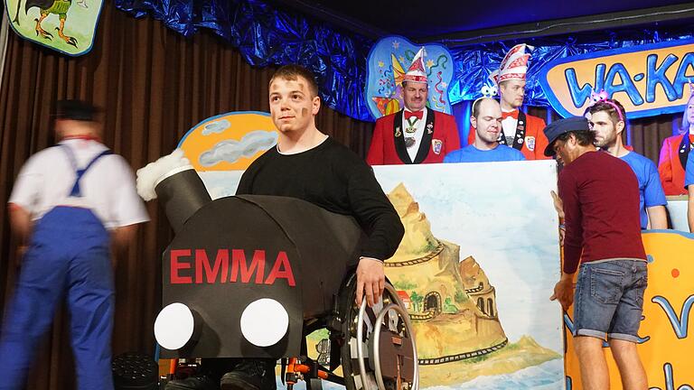 Als 'Lokomotive Emma' rollt Kilian Schmitt beim Männerballett von Wargolshausen über die Bühne. Als 'Lokomotive Emma' rollt Kilian Schmitt beim Männerballett von Wargolshausen über die Bühne.