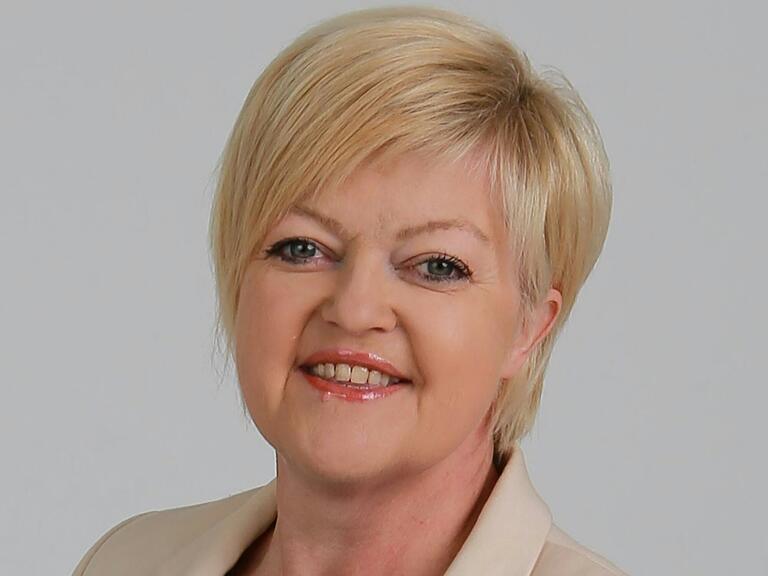 Cornelia Dahinten ist Bürgermeisterin von Saal an der Saale. Cornelia Dahinten ist Bürgermeisterin von Saal an der Saale.