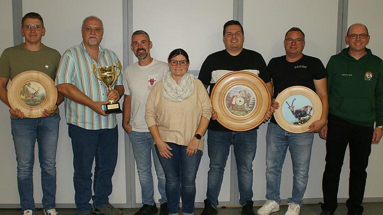 Das Bild zeigt die Sieger des Vereinspokalschießens (von links): Jörg Schäfer, Detlef Schwab, Florian Franek, Irmtraud Schöffer, Nikolas Endres, Frank Adam und 1. Schützenmeister Christian Rücker.