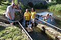 Nicole Endres und Natascha Link, 1. und 2. Vorsitzende des Musikvereins Stockheim, ließen das kleine Saale-Musicum-Floß am Tretbecken in Stockheim zu Wasser, beäugt von Bürgermeister Martin Link (links) und Kuno Holzheimer, Projektleitung der Bayerischen Musikakademie Hammelburg.