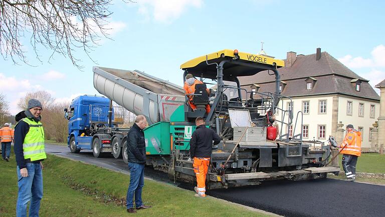 Planer Frank Braun (links) und Bürgermeister Helmut Blank sehen sich die Arbeiten an der Zufahrt zum Rindhof an. Das ist die erste von 26 beschlossenen Straßensanierungen. Thomas Malz       -  Planer Frank Braun (links) und Bürgermeister Helmut Blank sehen sich die Arbeiten an der Zufahrt zum Rindhof an. Das ist die erste von 26 beschlossenen Straßensanierungen. Thomas Malz