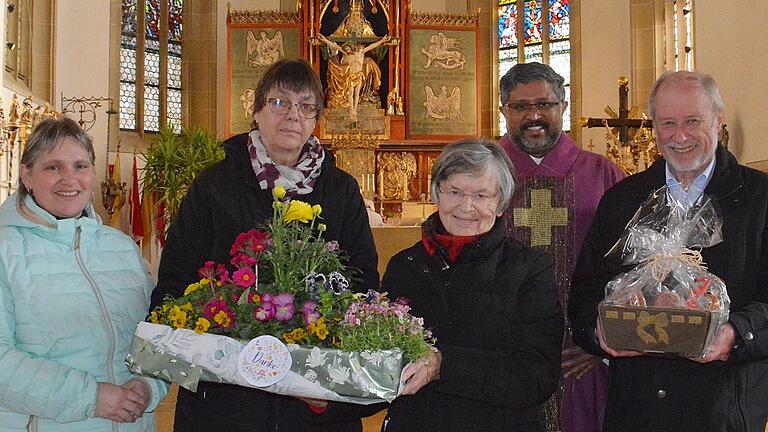 Beim Sonntagsgottesdienst verabschiedete Pfarrer Pater Joe Elisabeth und Engelbert Brüger. Unser Bild zeigt von links: Claudia Rebelein, Sigrun Weigelt, Elisabeth Brüger, Pfarrer Pater Joe und Engelbert Brüger.