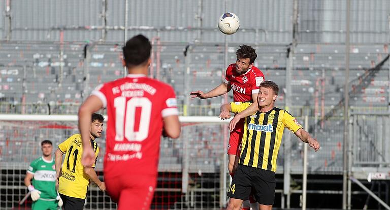 Daniel Hägele überspringt den Bayreuther Christoph Fenninger. Der Routinier stand nach langer Verletzungspause zum zweiten Mal in der Startelf der Würzburger Kickers.