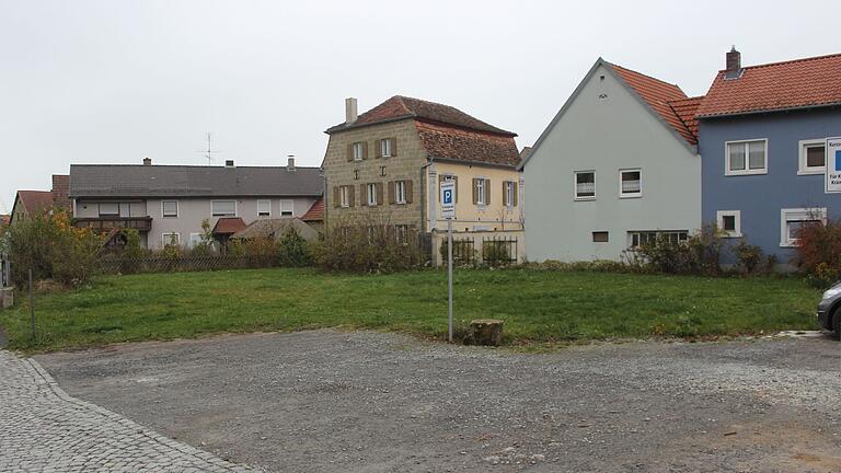 Erneut auf der Tagesordnung des Wiesenbronner Gemeinderates, diesmal in Form einer Bauvoranfrage,  war das Bauvorhaben auf dem Anwesen 'Kleinlangheimer Straße 2'. Es gab bereits Diskussionen aufgrund der benachbarten ehemaligen Synagoge.