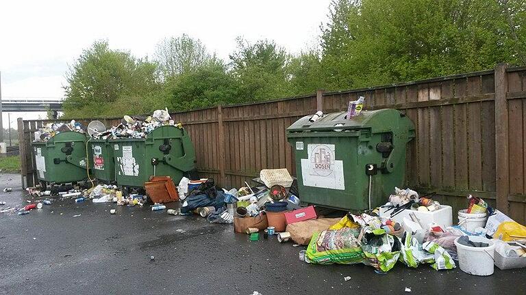 Der alte Wertstoffcontainerplatz an der Jahnstraße in Schonungen platzte in der Vergangenheit aus allen Nähten. Jetzt erhält die Gemeinde eine neue Sammelstelle. Der alte Wertstoffcontainerplatz an der Jahnstraße in Schonungen platzte in der Vergangenheit aus allen Nähten. Jetzt erhält die Gemeinde eine neue Sammelstelle. 