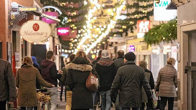 Weihnachtliche Stimmung: Gut besucht ist in der Vorweihnachtszeit die Würzburger Innenstadt, wie hier die Schustergasse. Weihnachtliche Stimmung: Gut besucht ist in der Vorweihnachtszeit die Würzburger Innenstadt, wie hier die Schustergasse.