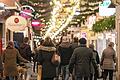 Weihnachtliche Stimmung: Gut besucht ist in der Vorweihnachtszeit die Würzburger Innenstadt, wie hier die Schustergasse.