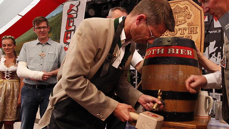 OB Sebastian Remelé eröffnet das Schweinfurter Volksfest       -  Er ist ja routiniert in Sachen Bieranstich beim Schweinfurter Volksfest. OB Sebastian Remelé brauchte deshalb am Freitagabend nur einen Schlag, um das erste Fass Festbier im gut besuchten Volksfestzelt anzustechen. Danach wurde gefeiert, bis einschließlich 26. Juni ist das 108. Schweinfurter Volksfest geöffnet. Einer der Höhepunkte des Festes für die ganze Region ist am Sonntag der Comedyfrühschoppen ab 11 Uhr mit Comedian Sebastian Reich im Hahn-Zelt.  Bis 26. Juni werden mehrere zehntausend Besucher erwartet, die 57 Bestücker haben zahlreiche Attraktionen im Angebot &ndash; Klassiker wie das vom 50 Meter hohe Riesenrad &bdquo;Jupiter&ldquo; bis zum 55 Meter hohen Giant-Booster namens &bdquo;Apollo 13&ldquo;. Seniorennachmittag ist am 20. Juni, Familientag am 21. Juni und der ökumenische Volksfest-Gottesdienst findet am 25. Juni statt. Am 26. Juni gibt es ein großes Abschlussfeuerwerk.  Infos rund ums Volksfest: www.volksfest-schweinfurt.de.