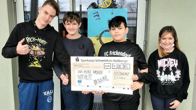 Schüler der Dominikus-Savio-Schule konnten nach dem Spendenlauf 4000 Euro an die Ukraine-Nothilfe der Don-Bosco-Stiftung spenden.