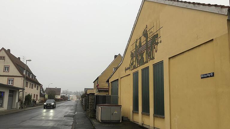 Die Nikolaus-Fey-Straße in Gerolzhofen ist keine reine Anwohnerstraße wie in anderen Kommunen. Hier haben mehr als ein Dutzend Unternehmen ihren Sitz. Sie befürchten nicht nur erhebliche finanzielle Kosten, die eine Umbenennung der Straße mit sich bringt. Die Nikolaus-Fey-Straße in Gerolzhofen ist keine reine Anwohnerstraße wie in anderen Kommunen. Hier haben mehr als ein Dutzend Unternehmen ihren Sitz. Sie befürchten nicht nur erhebliche finanzielle Kosten, die eine Umbenennung der Straße mit sich bringt.