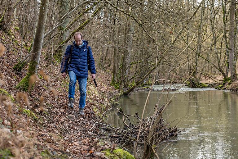 Für alle, die trittsicher sind: An der Gollach, einem Nebenfluss der Tauber, führt unweit der Teufelsschmiede diese Passage entlang. Wer mag, kann den Abschnitt ohne großen Umweg umlaufen. Für alle, die trittsicher sind: An der Gollach, einem Nebenfluss der Tauber, führt unweit der Teufelsschmiede diese Passage entlang. Wer mag, kann den Abschnitt ohne großen Umweg umlaufen. 
