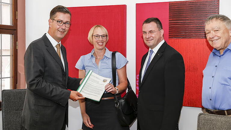 500 Unterschriften gegen Stadionpläne (von links): Oberbürgermeister Christian Schuchardt, Bürgervereins-Vorsitzende Helena Illing, Eckard Pongratz, stellvertretender Vorsitzender des Bürgervereins Lengfeld und Wolfgang Heil, der Schriftführer des Vereins. Foto: Johannes Kiefer 500 Unterschriften gegen Stadionpläne (von links): Oberbürgermeister Christian Schuchardt, Bürgervereins-Vorsitzende Helena Illing, Eckard Pongratz, stellvertretender Vorsitzender des Bürgervereins Lengfeld und Wolfgang Heil, der Schriftführer des Vereins. Foto: Johannes Kiefer