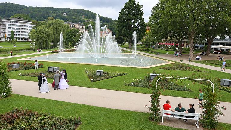 Blick in den Rosengarten der Kurstadt Bad Kissingen. Zusammen mit zehn weiteren Bädern wurde die Stadt von der Unesco als Welterbe ausgezeichnet. Unser Bild entstand am vergangenen Wochenende beim Rakoczy-Fest.