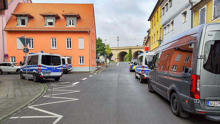 In Kitzingen wurde am eine Seniorenwohnanlage von der Polizei wegen Betrugsverdacht durchsucht. In Kitzingen wurde am eine Seniorenwohnanlage von der Polizei wegen Betrugsverdacht durchsucht.