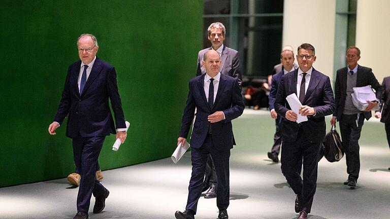 Bund-Länder-Treffen.jpeg       -  Olaf Scholz (Mitte, SPD), Boris Rhein (rechts, CDU) und Stephan Weil (SPD) nach dem Bund-Länder-Gipfel im vergangenen November - nun kamen sie wieder zusammen.