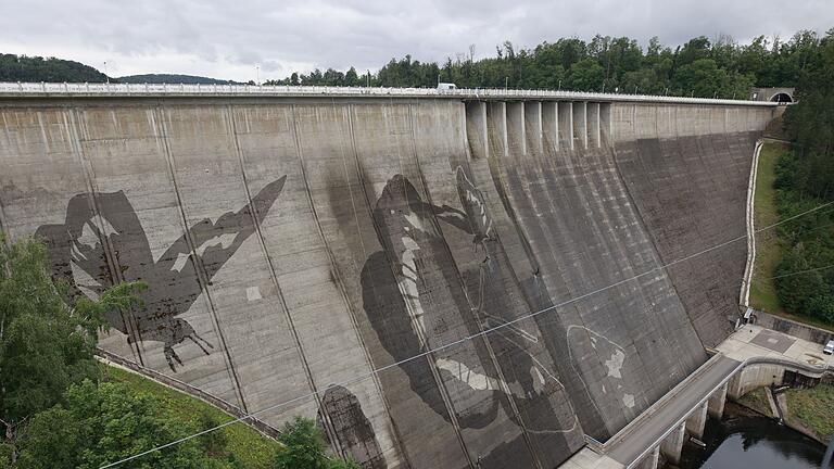 Graffiti an der Rappbodetalsperre       -  Auf der Staumauer der größten Trinkwassertalsperre Deutschlands wird mit Hochdruckreinigern ein Kunstwerk gemalt.