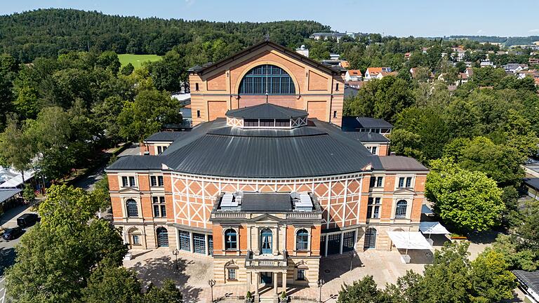 Festspielhaus Bayreuth       -  Das einzigartige Bayreuther Festspielhaus aus der Luft (Drohnenaufnahme).