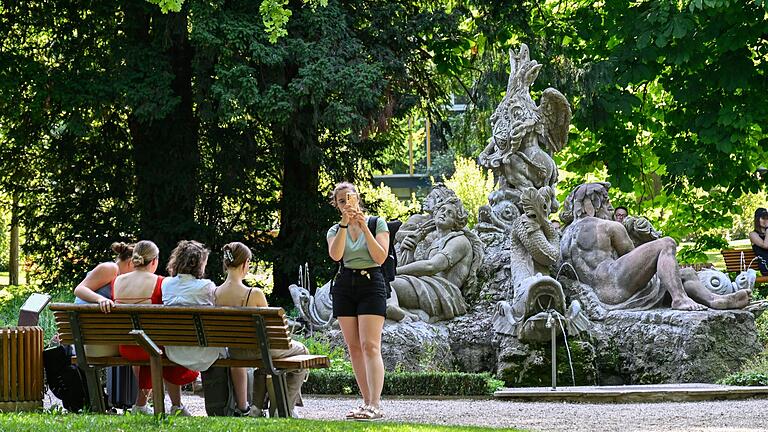 Beim Plätschern des Brunnens lässt sich der Sommer im Schatten der Bäume besonders genießen. Beim Plätschern des Brunnens lässt sich der Sommer im Schatten der Bäume besonders genießen.