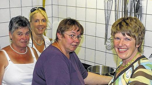 Kulinarisches aus der Heimat: Die Possenheimer Landfrauen mit Ingrid Kessler (rechts) stellen im Sommer 2010 ihr neues Kochbuch im Bürgerhaus vor.