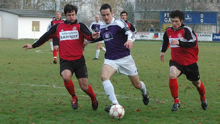 Sorgte schon in jungen Jahren für Angst und Schrecken vor dem gegnerischen Tor: Gymnasiallehrer Peter Heyer (Mitte), hier bei einem Spiel auf der Maibacher Höhe im November 2005.