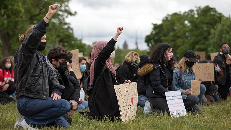 Mit einem aus Würzburger Expertensicht rassistischem Zitat sorgt die bayerische Integrationsbeauftragte eine Welle der Empörung. Sie spiele Geflüchtete gegeneinander aus, sagen die Grünen.