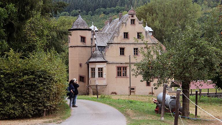 An der üblicherweise nicht zugänglichen Eulschirbenmühle wird bei der literarischen Wanderung ein kleines Picknick abgehalten. An der üblicherweise nicht zugänglichen Eulschirbenmühle wird bei der literarischen Wanderung ein kleines Picknick abgehalten.