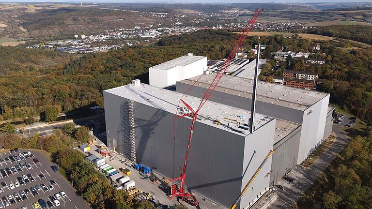 Per Schwertransport und Lastkran kamen die neuen Regalbediengeräte an ihren Platz in das Hochregallager der Würth Industrie Service GmbH &amp; Co. KG.