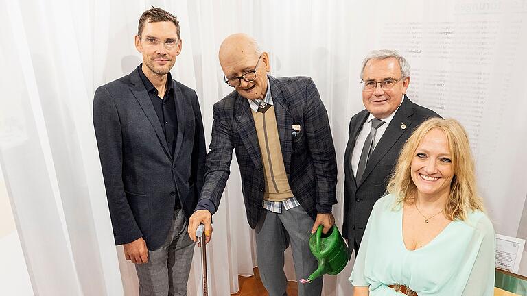 'Kunst und Psychiatrie' heißt eine neue Ausstellung in der Psychiatrie Werneck. Im Bild (von links)&nbsp; bei der Eröffnung mit Opa Erwin, einer der Symbolfiguren der Künstlerin Jana Merkens:&nbsp; Prof. Dr. Maximilian Gahr (Ärztlicher Direktor), Stefan Funk (Bezirkstagspräsident) und Martina Ackermann, die die Ausstellung federführend konzipiert hat.&nbsp;