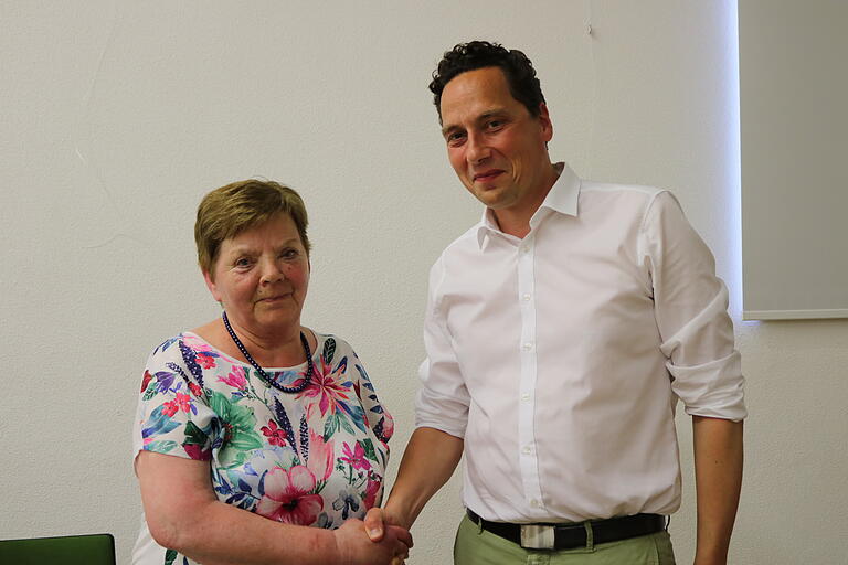 Bürgermeister Mario Paul als Aufsichtsratsvorsitzender verabschiedete Hildegard Dicker nach 33 Jahren aus dem Aufsichtsrat. Bürgermeister Mario Paul als Aufsichtsratsvorsitzender verabschiedete Hildegard Dicker nach 33 Jahren aus dem Aufsichtsrat.