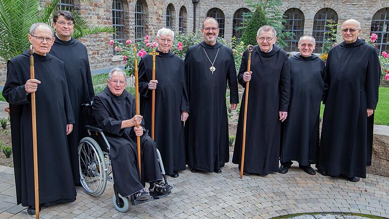 Die Jubilare Bruder Basilius Hepp, Bruder Hieronymus Rampendahl, Bruder Anselm Schütz, Pater Dominikus Trautner, Bruder Thomas Seufert und Pater Volker Futter mit Abt Michael Reepen (Mitte).