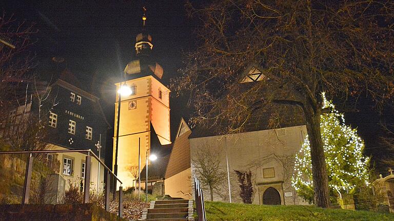 Der historische Kirchturm mit dem Weihnachtsbaum in Großbardorf.