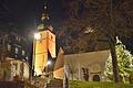 Der historische Kirchturm mit dem Weihnachtsbaum in Großbardorf.