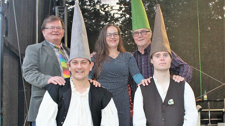 Stolze 'Zwerge' im Theaterstück: Peter Beck und Daniel Karg (vorne, von links) sind beim Wandeltheater als Schauspieler mit dabei, wie auch ihre Väter Bernd Beck und Adi Karg (jeweils dahinter). Das freut Regisseurin Silvia Kirchhof Stolze 'Zwerge' im Theaterstück: Peter Beck und Daniel Karg (vorne, von links) sind beim Wandeltheater als Schauspieler mit dabei, wie auch ihre Väter Bernd Beck und Adi Karg (jeweils dahinter). Das freut Regisseurin Silvia Kirchhof