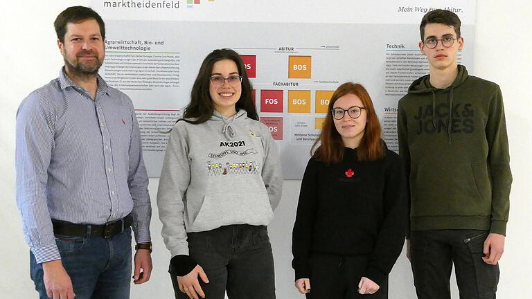 Betreuungslehrer Michael Dümig (links) mit seinen Schützlingen Helene Thauer, Lena Arndt und Johann Trüb. Sie alle besuchen den ABU-Zweig der FOS BOS Marktheidenfeld.