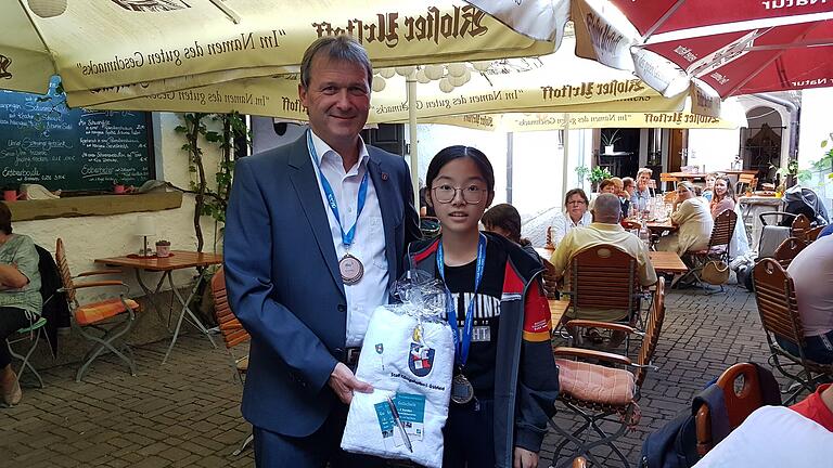 Eine Medaille bekam Bürgermeister Thomas Helbling um den Hals beim  Empfang der Vizeeuropameisterin Koharu Itagaki.