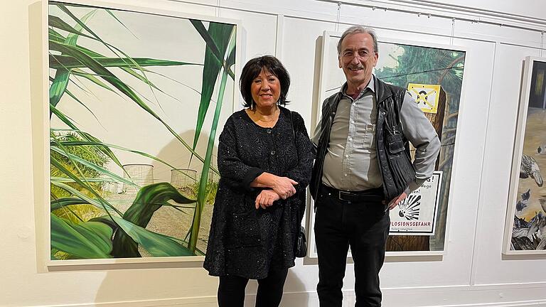 Die Künstlerin Renate M. F. Günter bei der Vernissage mit Gunter Schmidt vom Kunstverein, der die Einführung hielt.