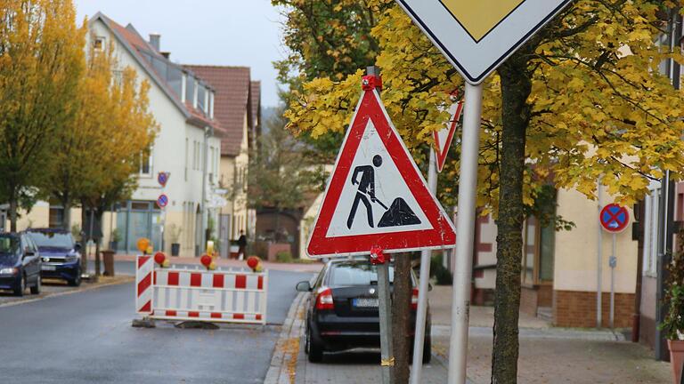 In der Ortsdurchfahrt von Euerdorf haben Kanaldeckel geklappert, außerdem war ein Unterflurhydrant defekt. Um das zu beheben,, wurden einseitig Baustelleneinrichtungen aufgestellt.       -  In der Ortsdurchfahrt von Euerdorf haben Kanaldeckel geklappert, außerdem war ein Unterflurhydrant defekt. Um das zu beheben,, wurden einseitig Baustelleneinrichtungen aufgestellt.