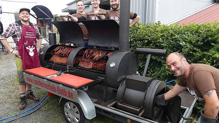 Eine Herausforderung für das Barbecue-Team: In riesigen Smokern mussten die großen Fleischstücke von frühmorgens um 6 Uhr an bei einer Temperatur von 110 Grad langsam garen.