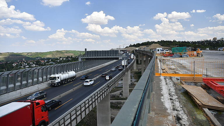 Blick auf die Großbaustelle an der Autobahn A3 in Heidingsfeld bei Würzburg. Die alte Brücke, rechts im Bild, wird nun zurückgebaut, dann kann dort der zweite Teil der neuen Brücke entstehen.&nbsp; Foto: Daniel Peter