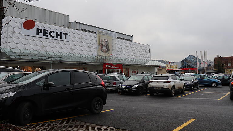 Der Parkplatz vor dem Kaufhaus Pecht ist gut besucht.